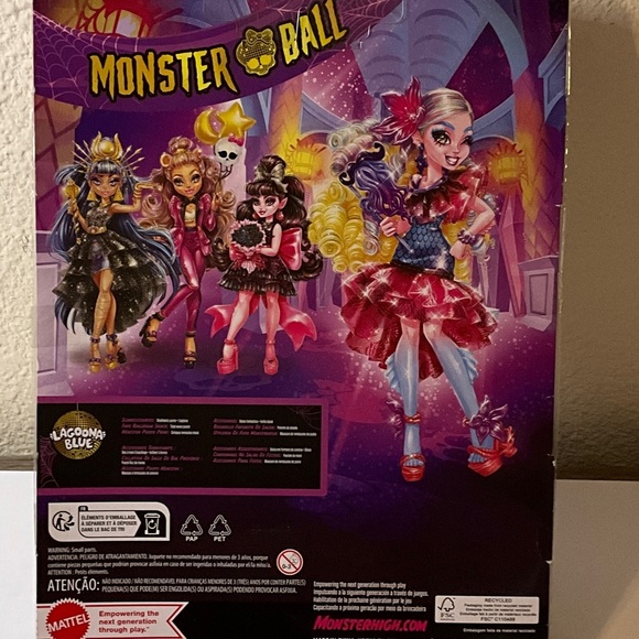 Monster High Lagoona Blue Doll with Pink and Blue Outfit - Picture 6 of 6